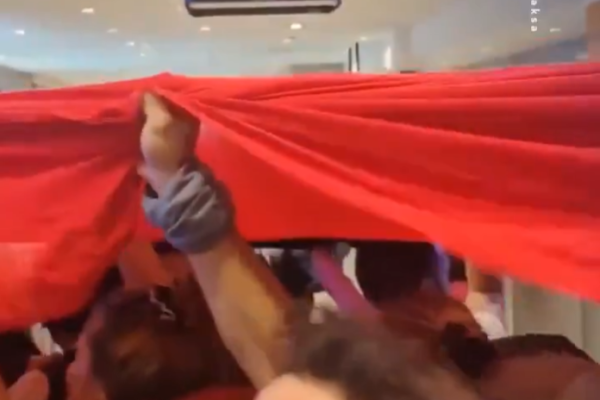 İsraillileri Filistin bayraklarıyla karşıladılar.