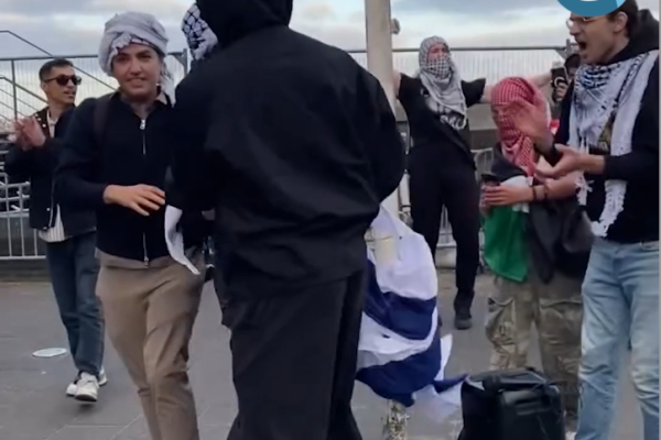 Hollanda’da İsrail bayrağı indirilerek Filistin bayrağı çekildi