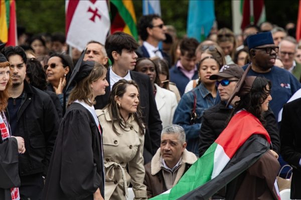 ABD’de Brown Üniversitesindeki mezuniyet töreninde öğrenciler Filistin bayrakları taşıdı